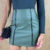 fernandaramosstore com br saia curta couro verde 2