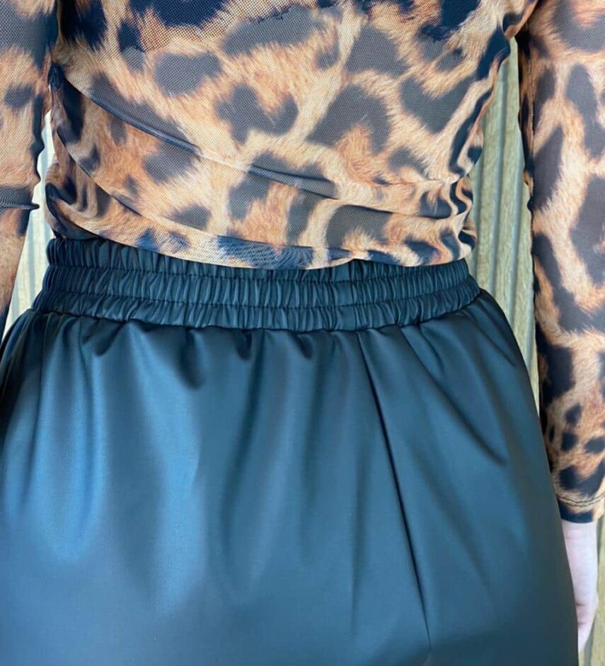 fernandaramosstore com br short feminino curto couro preto 2