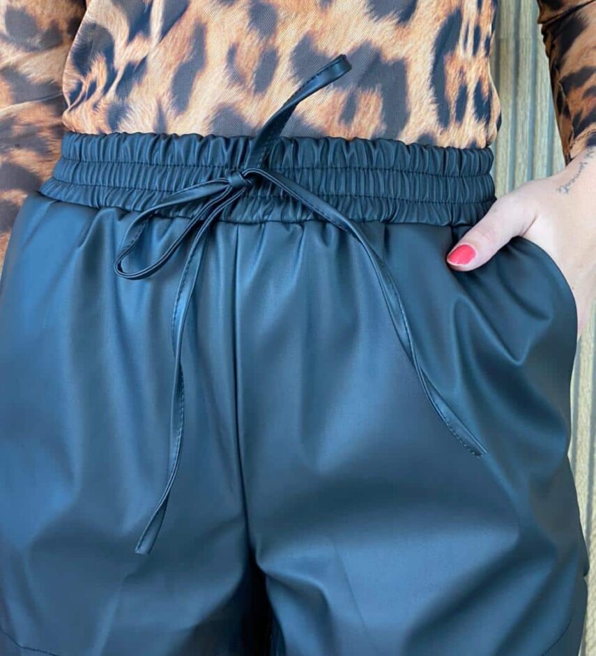 fernandaramosstore com br short feminino curto couro preto 3