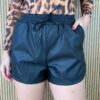 fernandaramosstore com br short feminino curto couro preto 4