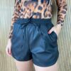 fernandaramosstore com br short feminino curto couro preto 5