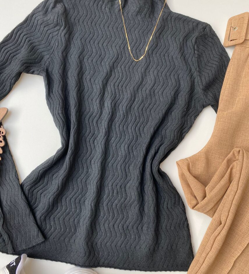 fernandaramosstore com br blusa feminina cacharrel gola alta bege coracao copia 3