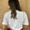 fernandaramosstore com br blusa feminina manga curta em laise com detalhe branca 3