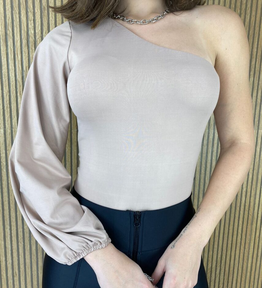 Body Feminino Manga Longa com Bojo Um Ombro Só Bege - Fernanda Ramos Store