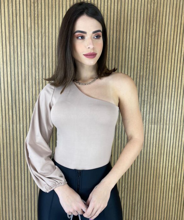 Body Feminino Manga Longa com Bojo Um Ombro Só Bege - Fernanda Ramos Store