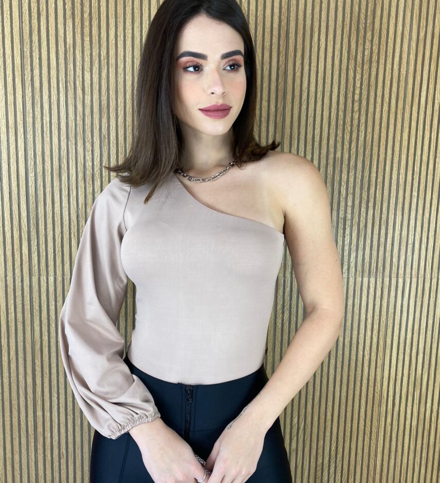 Body Feminino Manga Longa com Bojo Um Ombro Só Bege - Fernanda Ramos Store