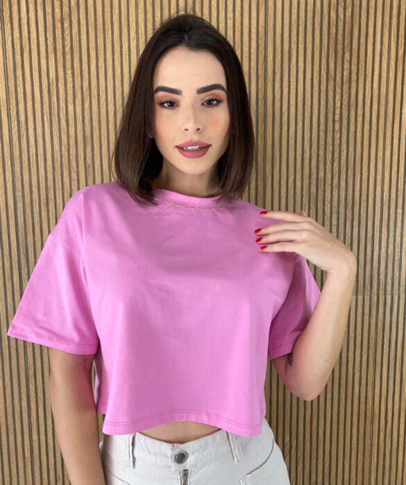 Cropped Feminino sem Bojo Manga Curta Detalhe em Aplicação Rosa - Fernanda Ramos Store