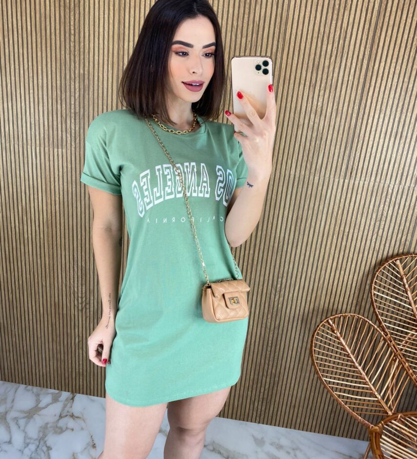 Vestido camisetão Verde com estampa Los Angeles, um dos vestidos disponíveis na Fernanda Ramos Store.