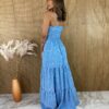 fernandaramosstore com br vestido longo com bojo com amarracao estampado fundo azul 2