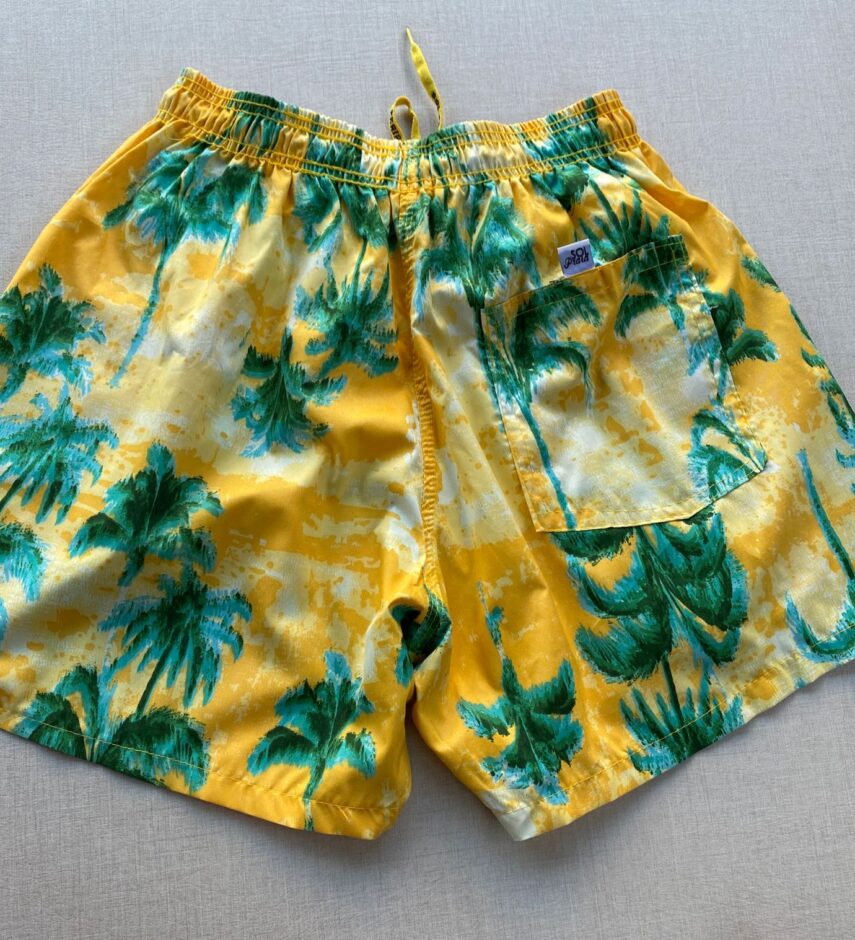 fernandaramosstore com br bermuda masculina tactel estampa coqueiros amarelo 3