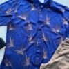 fernandaramosstore com br camisa masculina manga curta estampada fundo azul 1