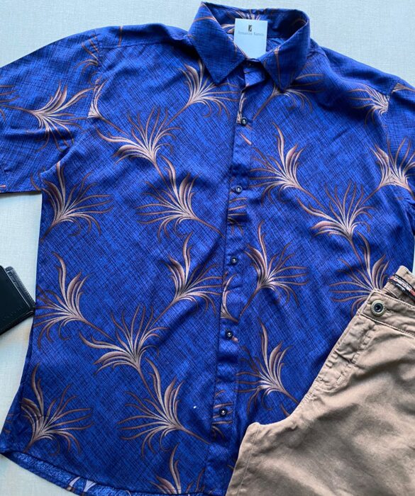 fernandaramosstore com br camisa masculina manga curta estampada fundo azul 1