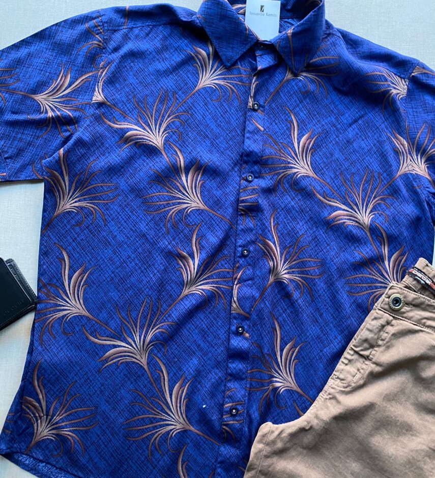 fernandaramosstore com br camisa masculina manga curta estampada fundo azul 1