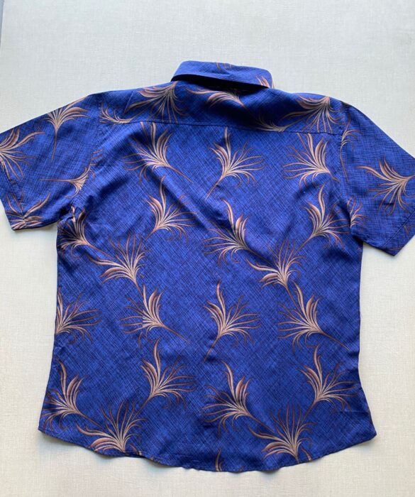 fernandaramosstore com br camisa masculina manga curta estampada fundo azul 2