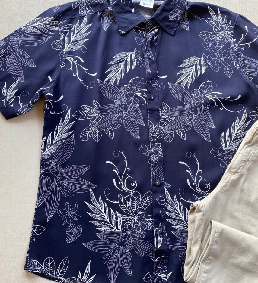 fernandaramosstore com br camisa masculina manga curta estampada fundo azul marinho 1