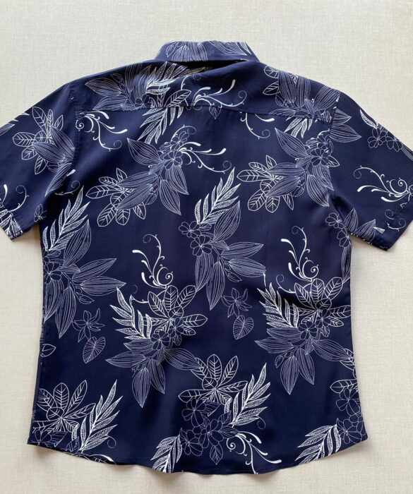 fernandaramosstore com br camisa masculina manga curta estampada fundo azul marinho 2