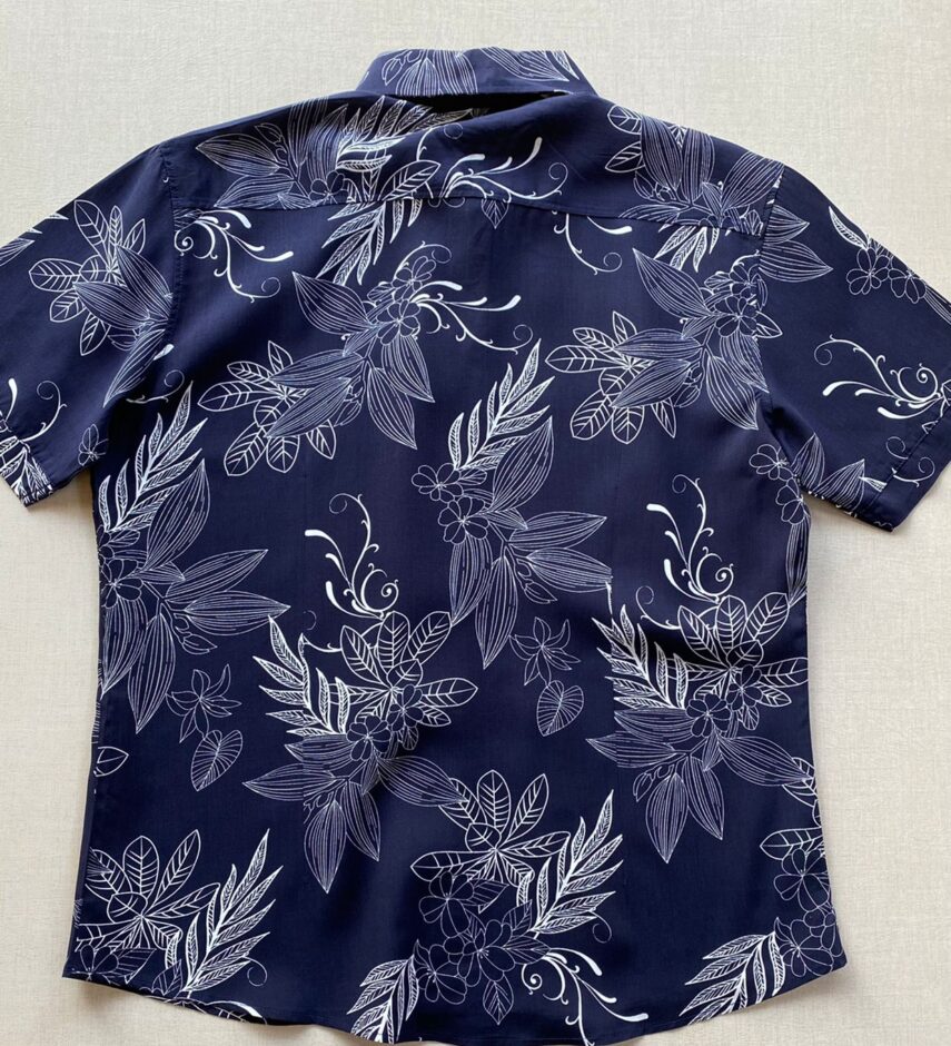 fernandaramosstore com br camisa masculina manga curta estampada fundo azul marinho 2