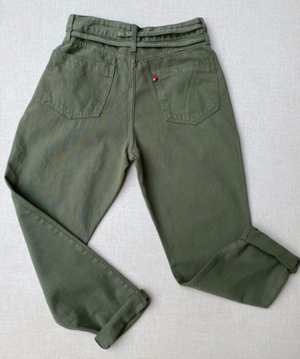 fernandaramosstore com br calca jeans feminina mom com cinto fino verde militar 1