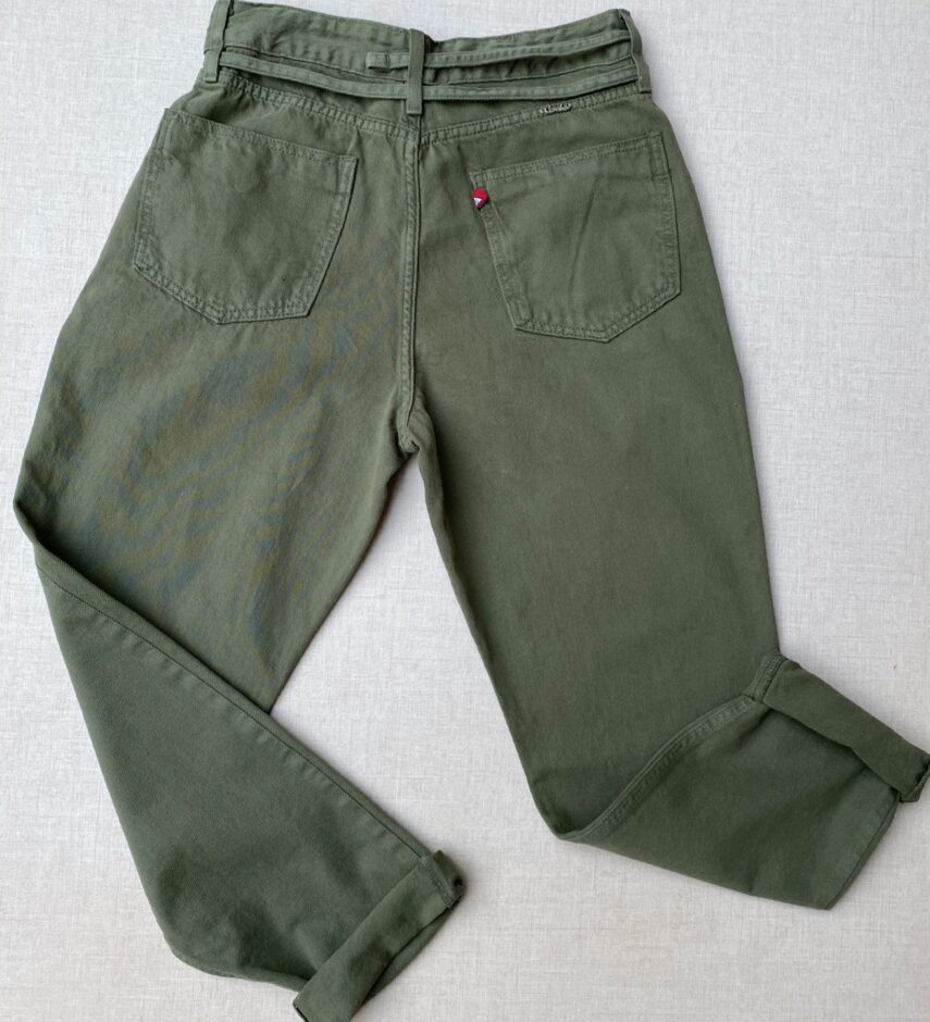 fernandaramosstore com br calca jeans feminina mom com cinto fino verde militar 1