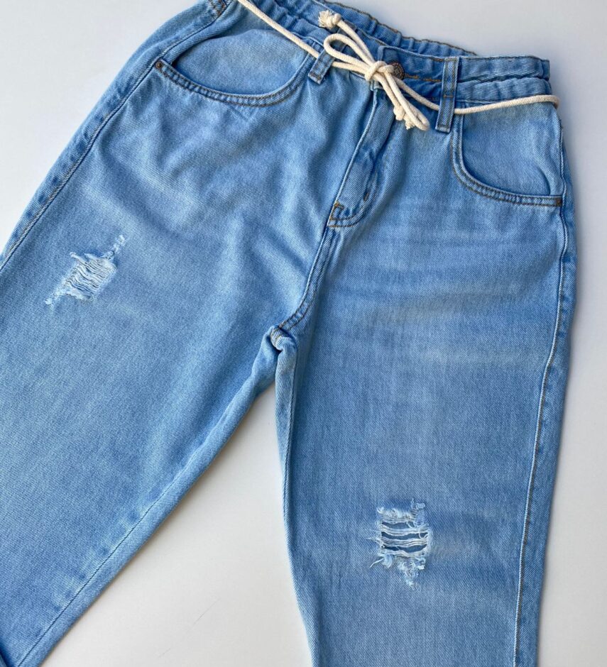 Calça Jeans Feminina Mom Cropped com Amarração - Fernanda Ramos Store