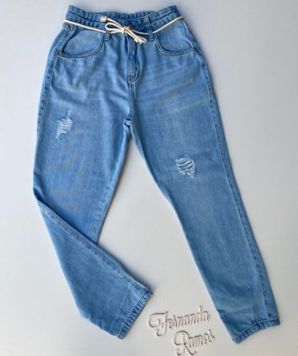 Calça Jeans Feminina Mom Cropped com Amarração - Fernanda Ramos Store