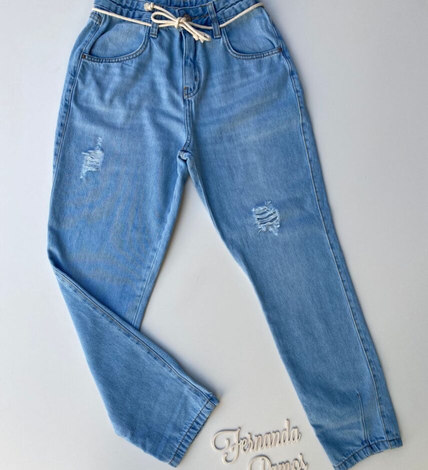 Calça Jeans Feminina Mom Cropped com Amarração - Fernanda Ramos Store
