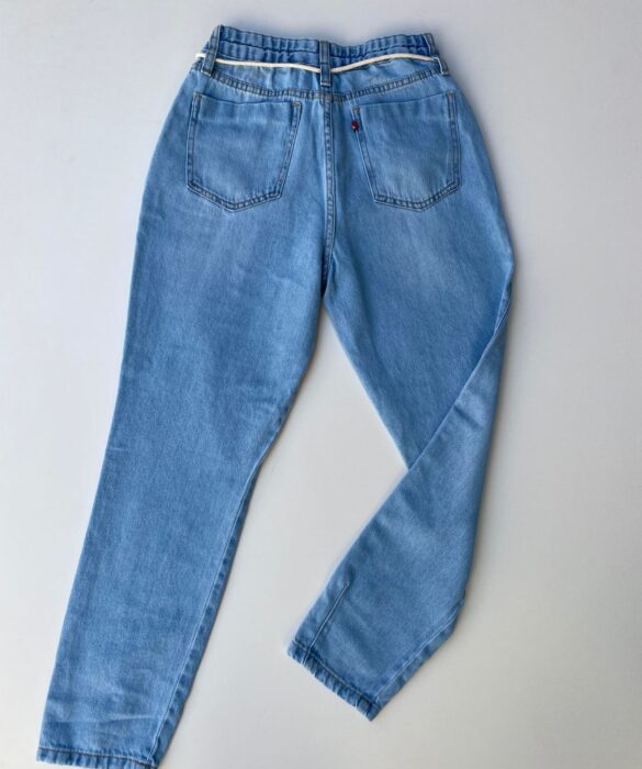 Calça Jeans Feminina Mom Cropped com Amarração - Fernanda Ramos Store