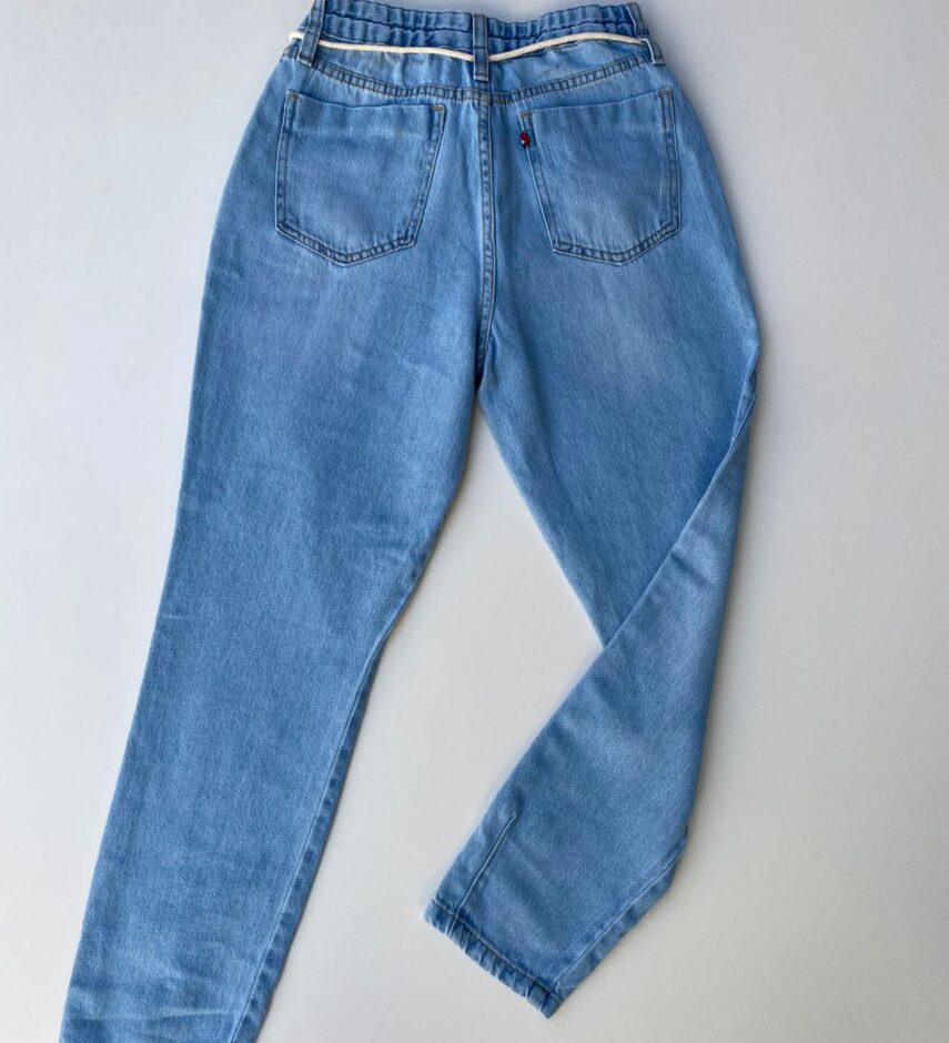 Calça Jeans Feminina Mom Cropped com Amarração - Fernanda Ramos Store