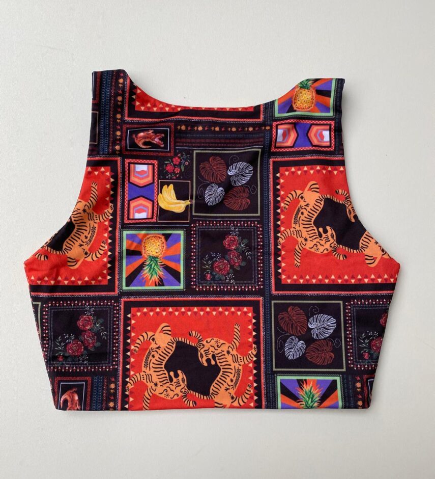 Cropped Feminino sem Bojo Estampado Fundo Preto - Fernanda Ramos Store
