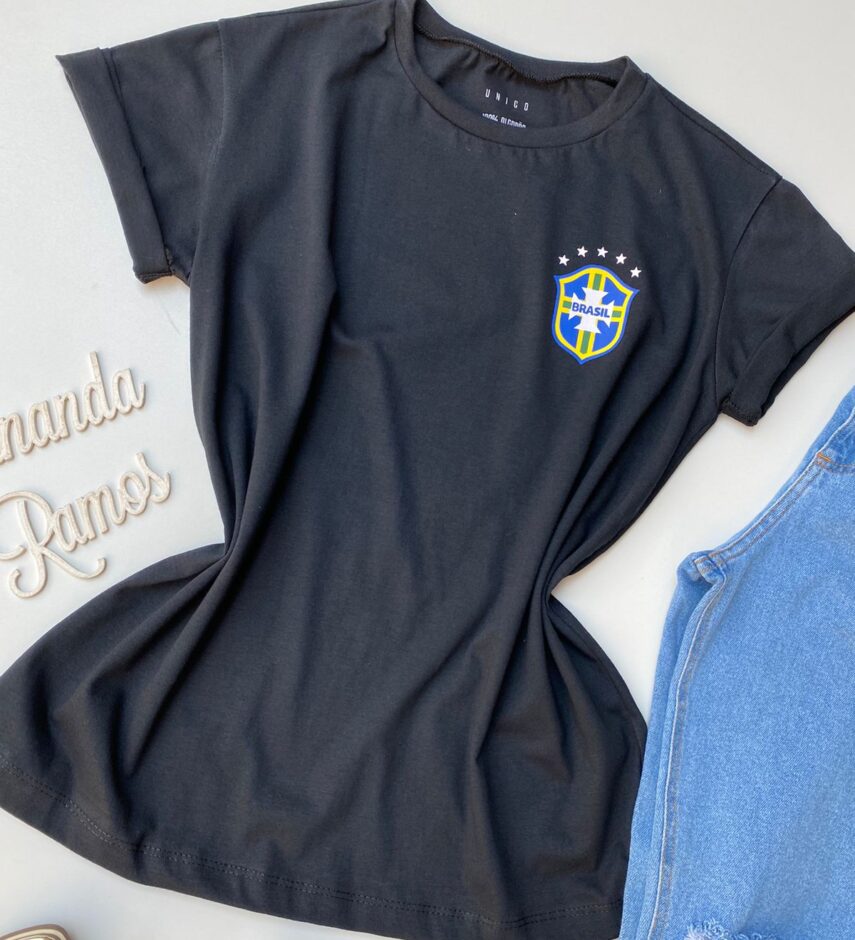 T-shirt Manga Curta com Estampa Preta - Fernanda Ramos Store