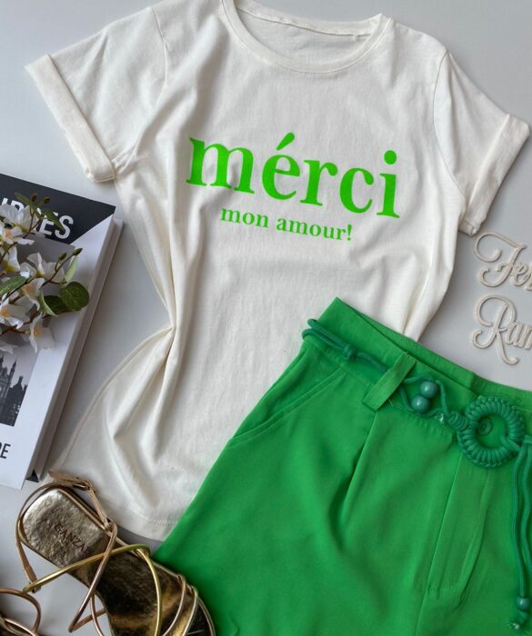 T-shirt Manga Curta Mérci Mon Amour em Verde Off White - Fernanda Ramos Store