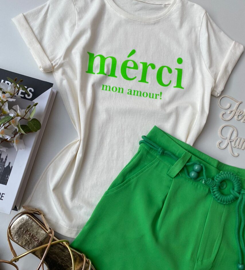 T-shirt Manga Curta Mérci Mon Amour em Verde Off White - Fernanda Ramos Store