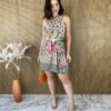 fernandaramosstore com br vestido curto sem bojo com amarracao estampado flores 4