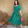 fernandaramosstore com br vestido midi sem bojo com lastex estampado com fundo verde 4