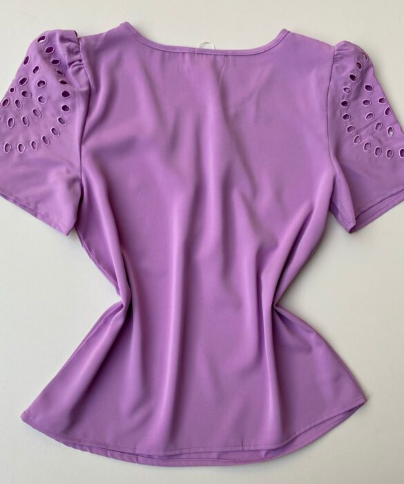 fernandaramosstore com br blusa feminina detalhes vazados nas mangas lilas 2