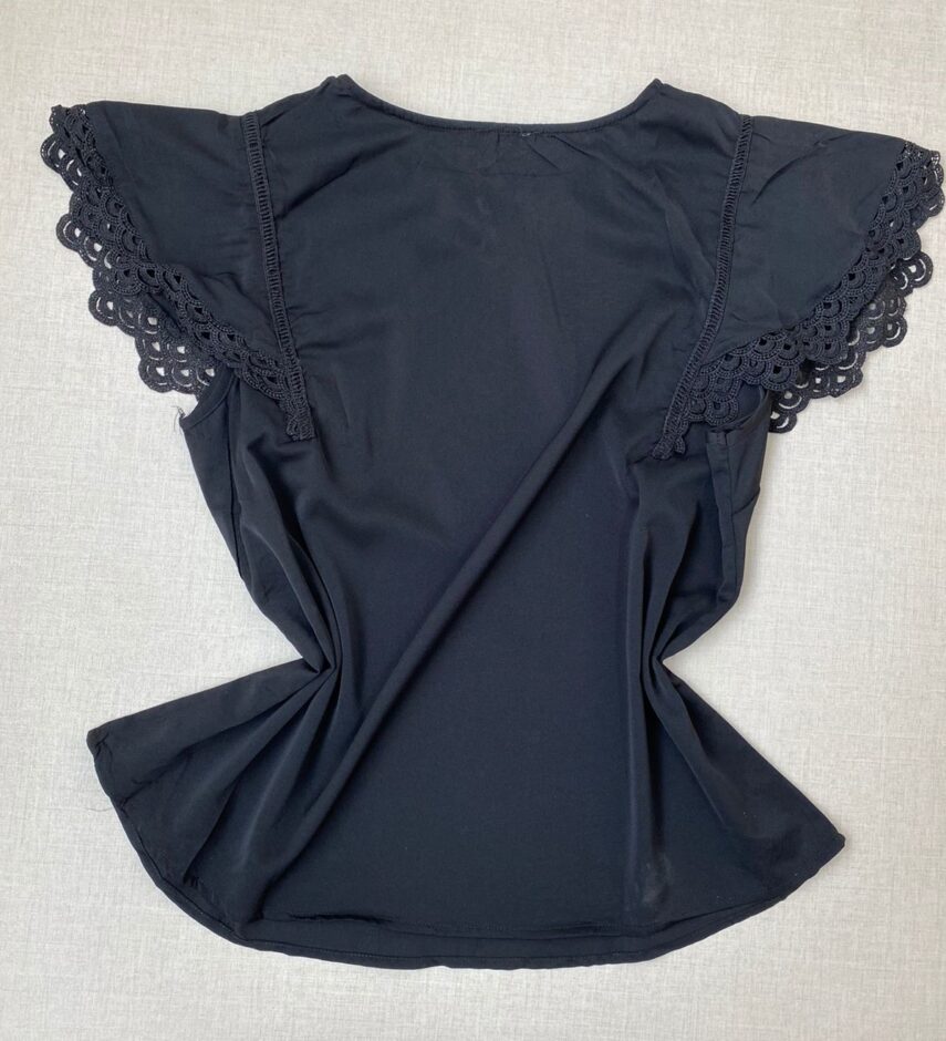 fernandaramosstore com br blusa manga curta feminina plus com detalhes preta 2