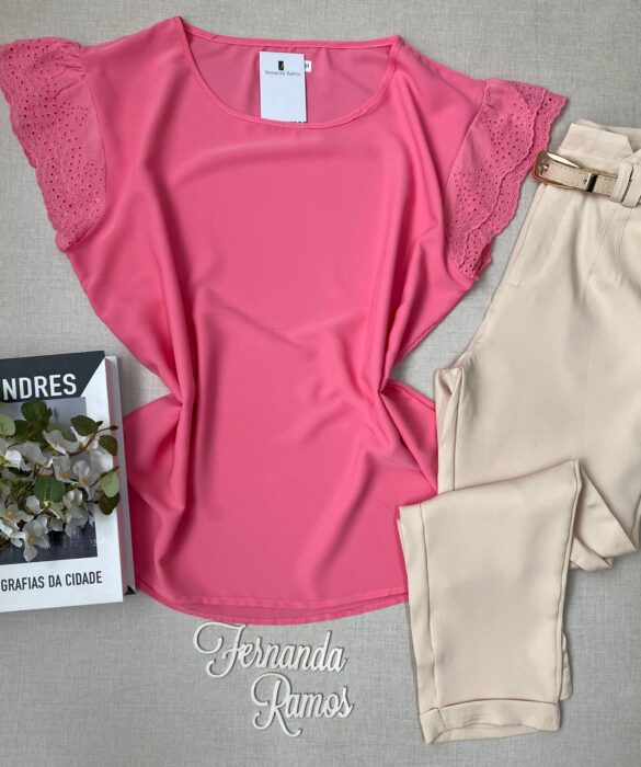 Blusa Manga Curta Feminina Plus Detalhe em Laise Rosa Fernanda Ramos Store