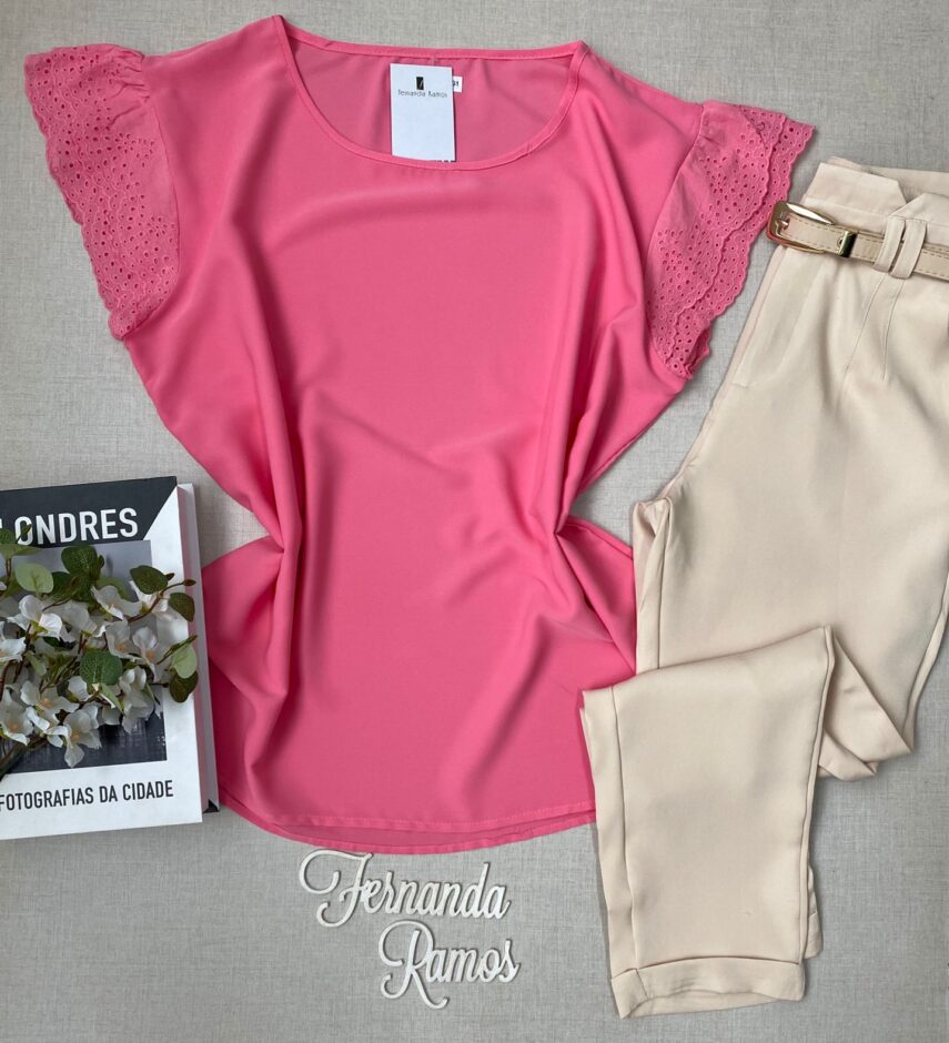Blusa Manga Curta Feminina Plus Detalhe em Laise Rosa Fernanda Ramos Store