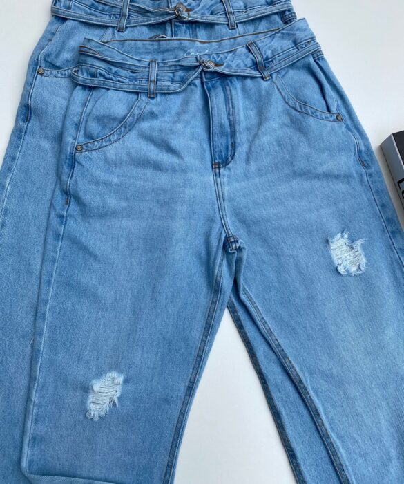 Calça Jeans Feminina Mom com Cinto Fino Lavagem Clara - Fernanda Ramos Store