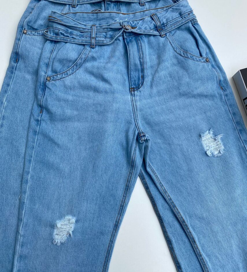 Calça Jeans Feminina Mom com Cinto Fino Lavagem Clara - Fernanda Ramos Store