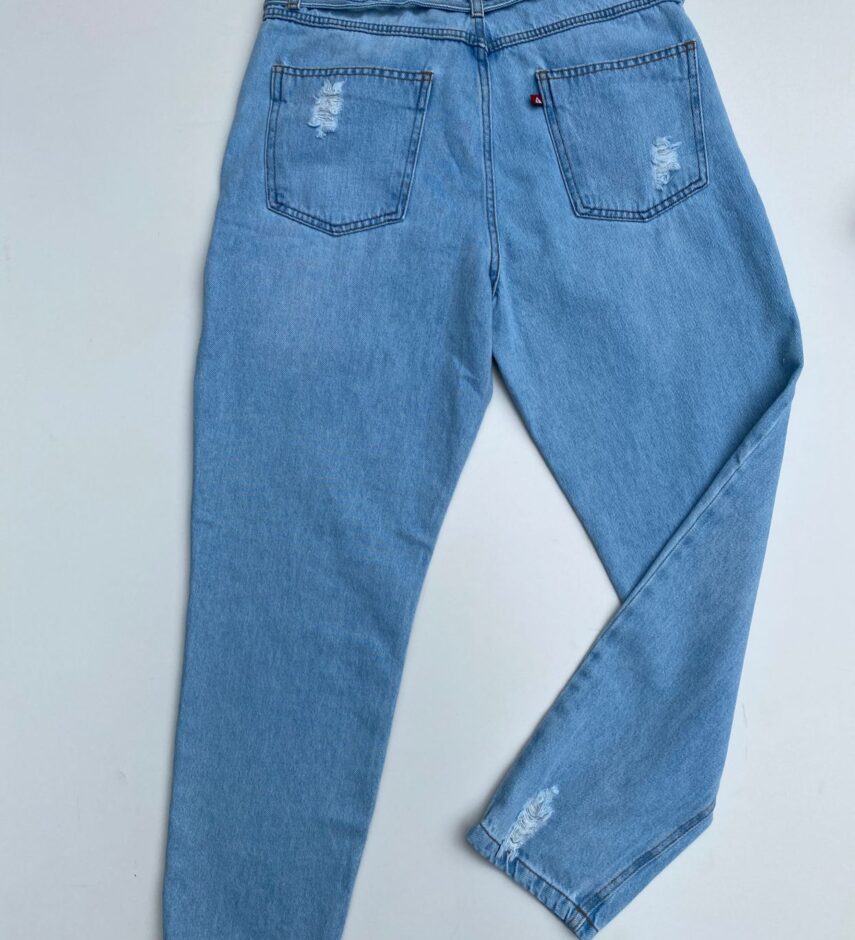 Calça Jeans Feminina Mom com Cinto Fino Lavagem Clara - Fernanda Ramos Store