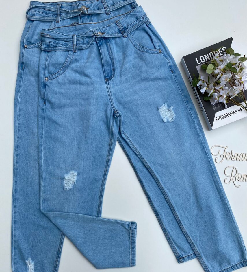 Calça Jeans Feminina Mom com Cinto Fino Lavagem Clara - Fernanda Ramos Store