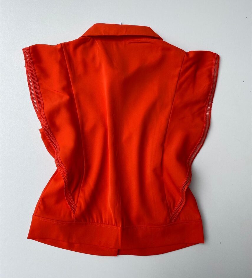 Cropped Feminino Alongado com Botões e Detalhes Coral - Fernanda Ramos Store
