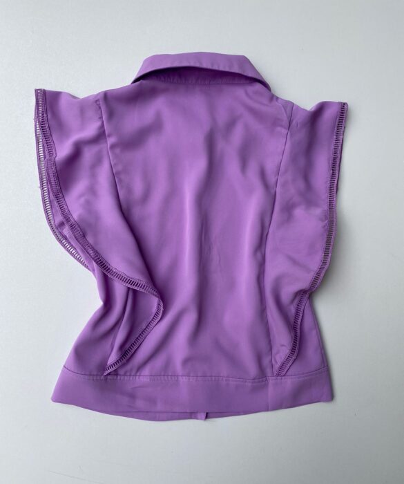 fernandaramosstore com br cropped feminino alongado com botoes e detalhes lilas 1