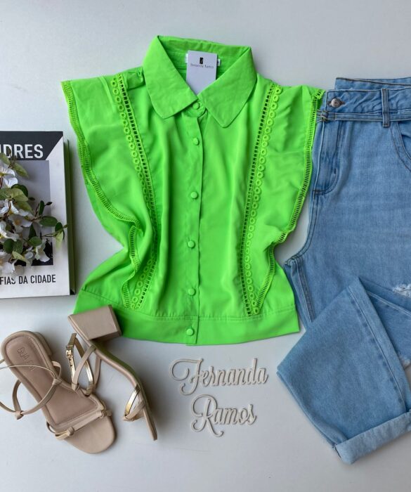 Cropped Feminino Alongado com Botões e Detalhes Verde Fernanda Ramos Store