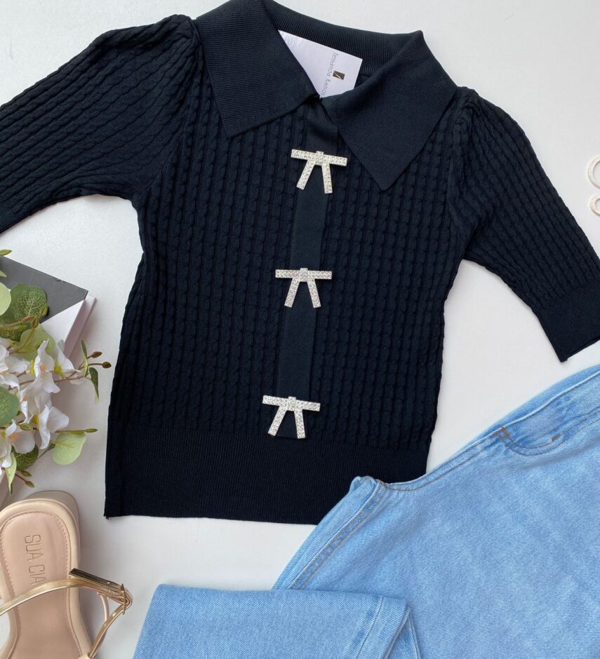 Cropped Feminino Gola Polo com Broche Preto - Fernanda Ramos Store