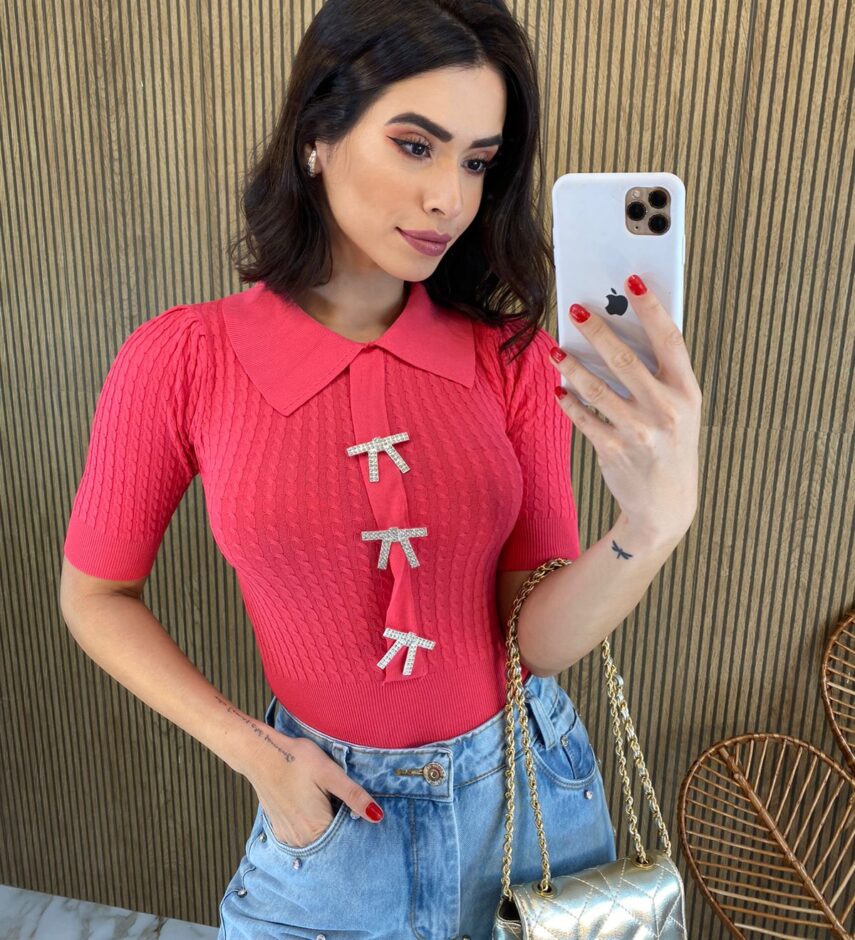 Cropped Feminino Gola Polo com Broche Rosa - Fernanda Ramos Store