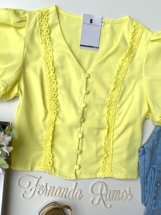 Cropped Feminino Manga Curta com Botões e Detalhe Amarelo - Fernanda Ramos Store