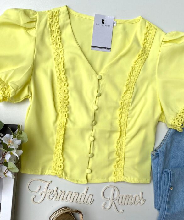 Cropped Feminino Manga Curta com Botões e Detalhe Amarelo - Fernanda Ramos Store