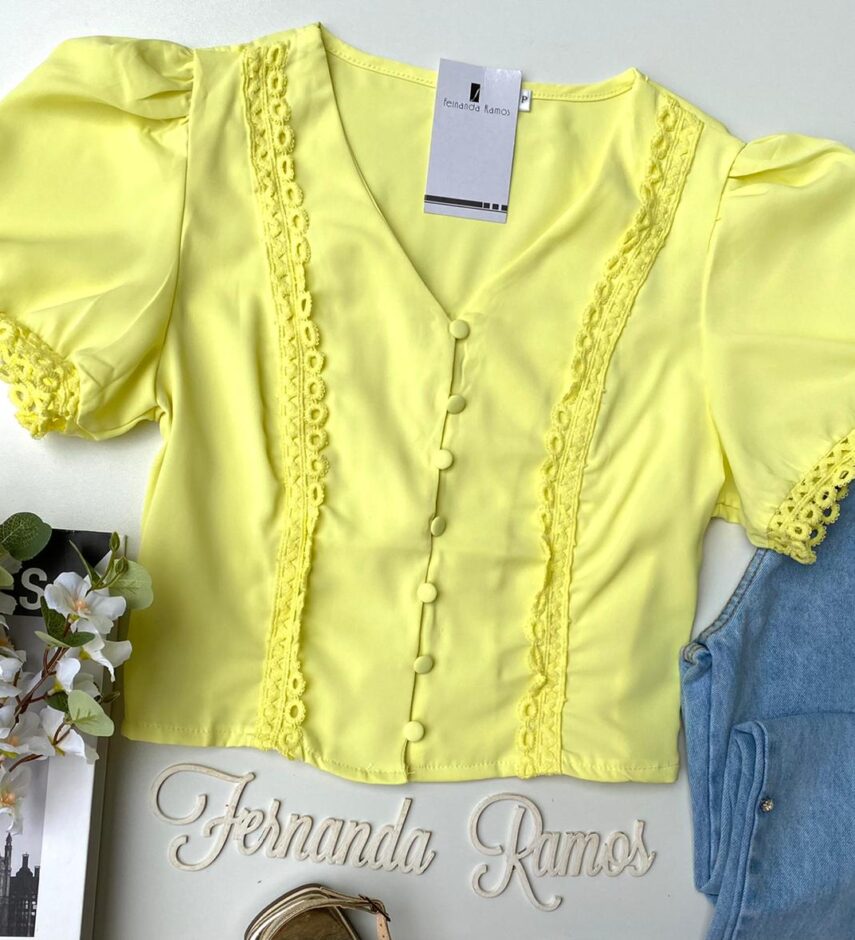 Cropped Feminino Manga Curta com Botões e Detalhe Amarelo - Fernanda Ramos Store